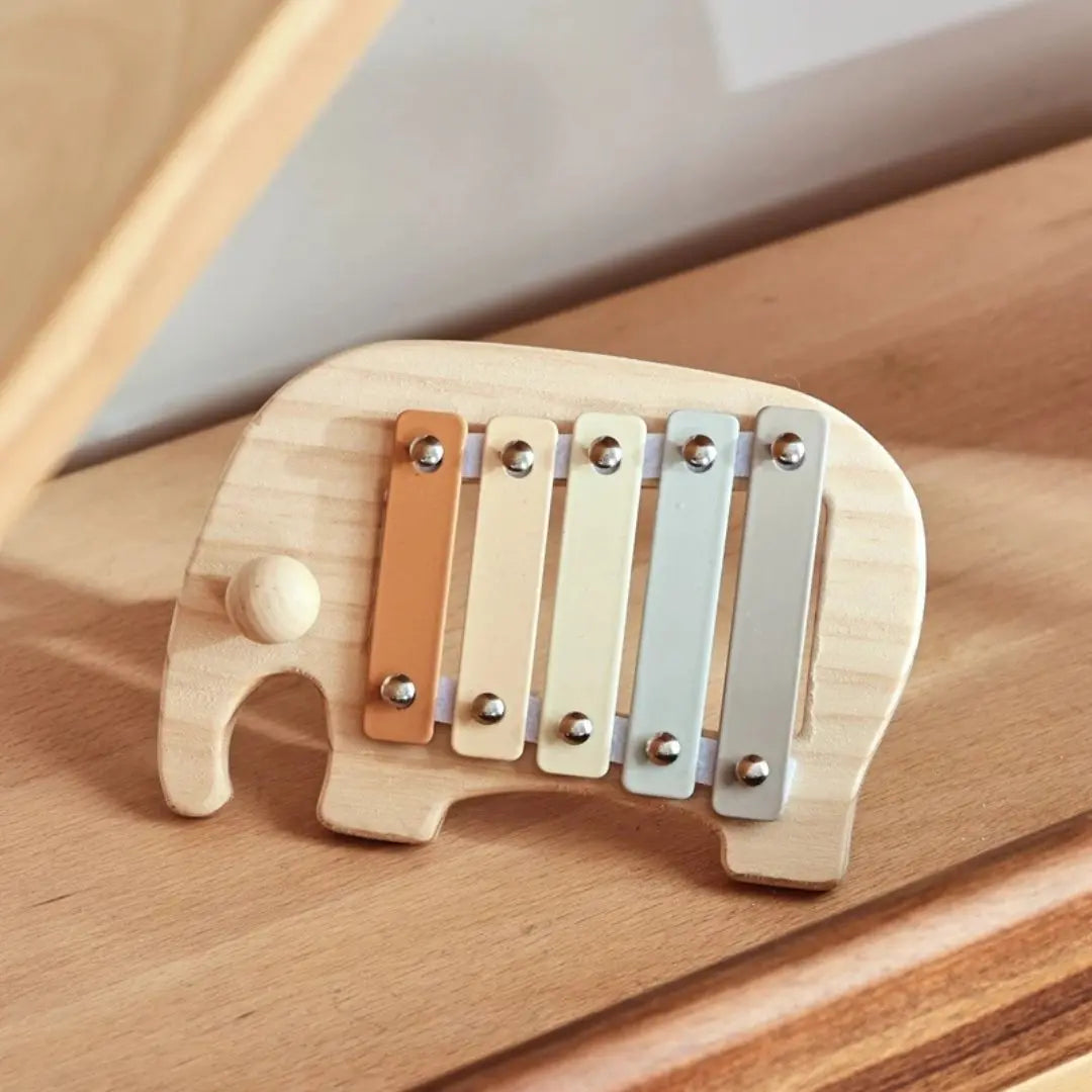 Offrez un éveil sensoriel unique avec ce xylophone bébé en bois. Sain, éducatif et ludique, il stimule la curiosité et la coordination dès 12 mois