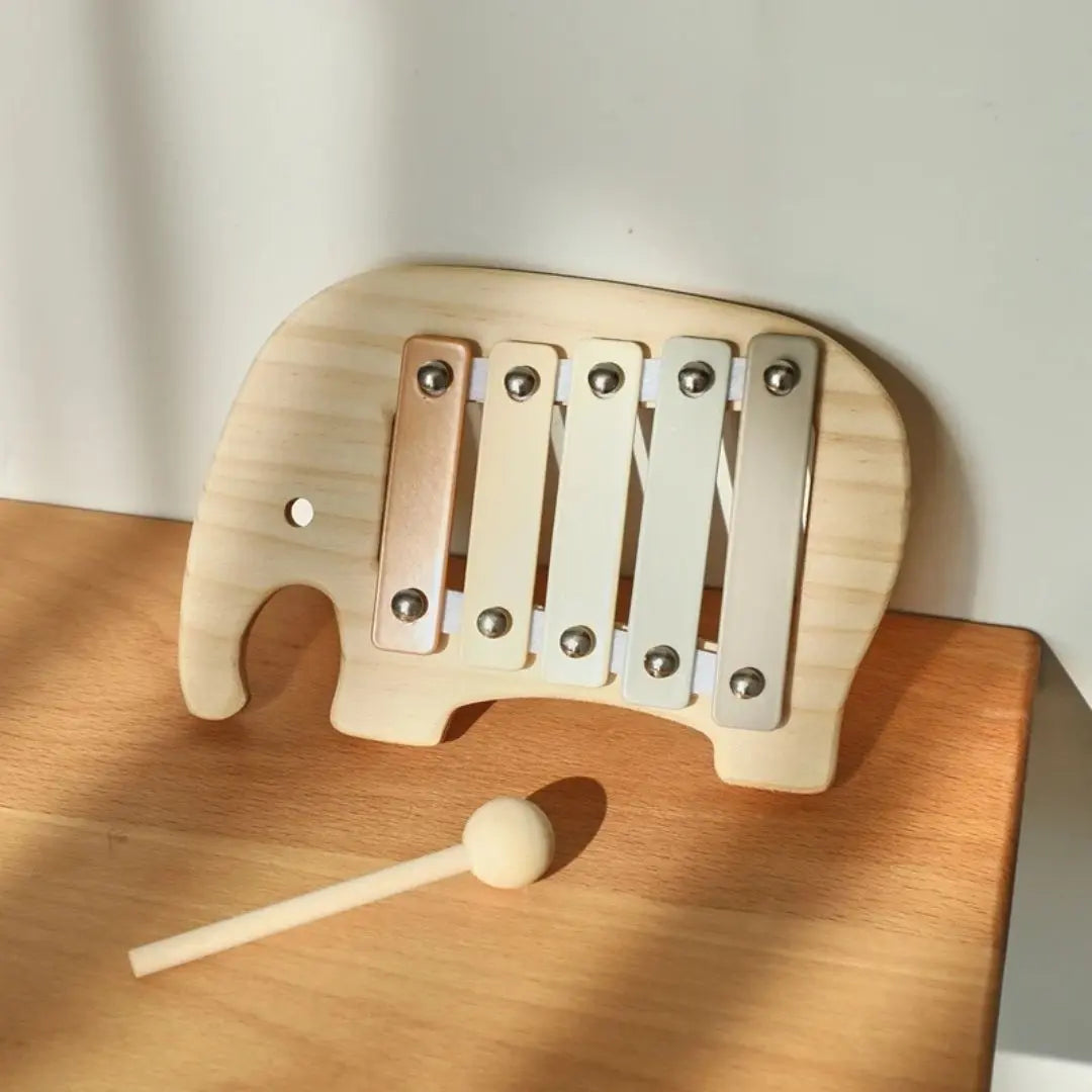 Offrez un éveil sensoriel unique avec ce xylophone bébé en bois. Sain, éducatif et ludique, il stimule la curiosité et la coordination dès 12 mois