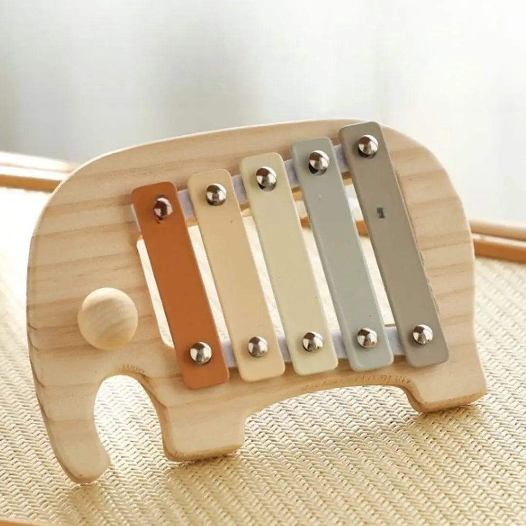 Offrez un éveil sensoriel unique avec ce xylophone bébé en bois. Sain, éducatif et ludique, il stimule la curiosité et la coordination dès 12 mois